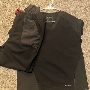 Figs Women's Black Scrub Top and Pants Set